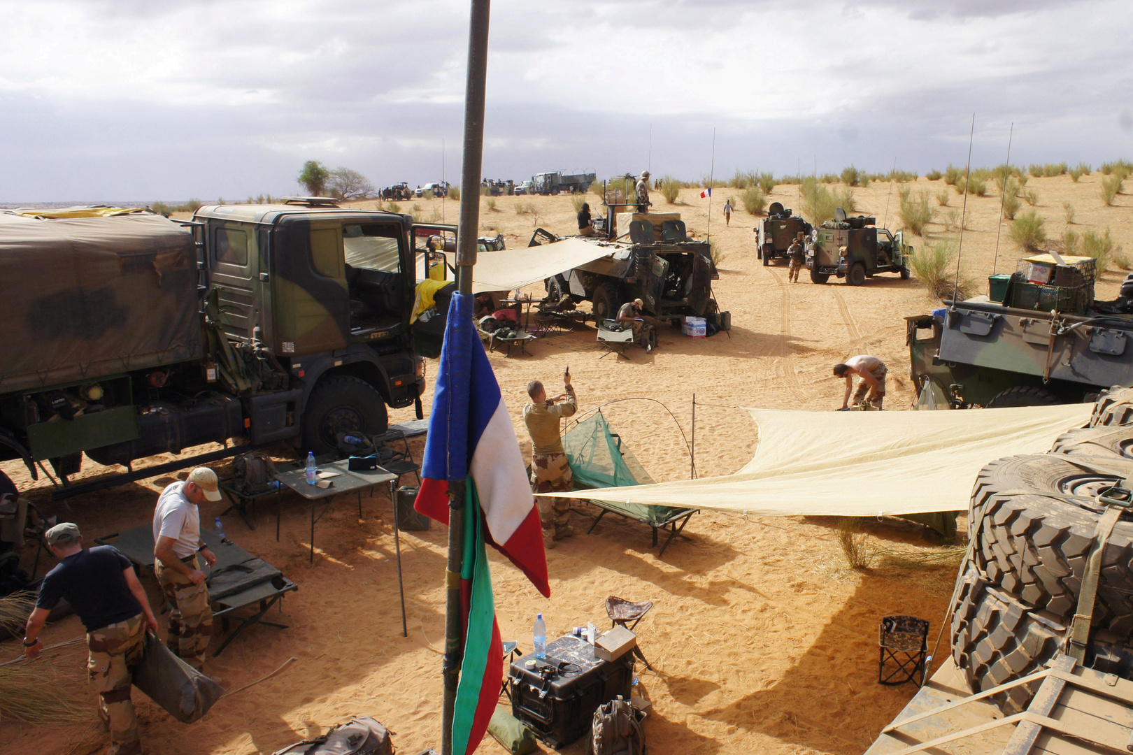 Захват военной базы. Военные базы в мали. Военная база мали Африка. Военные базы в пустыне Сахель Сахель. Буркина Фасо военные базы.