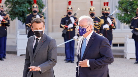 Le président français Emmanuel Macron et le Premier ministre australien Scott Morrison devant l'Elysée à Paris, le 15 juin 2021.