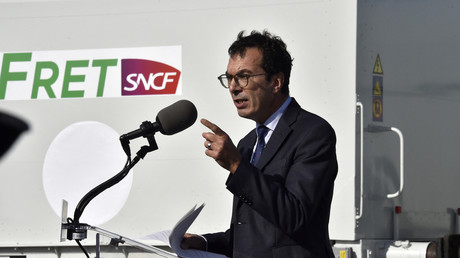 Jean-Pierre Farandou, PDG de l'opérateur ferroviaire public français SNCF, prononce un discours à la gare de fret Saint Charles où le train Perpignan-Rungis reprend du service, le 22 octobre 2021 à Perpignan (illustration).