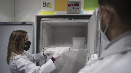 Un technicien de laboratoire stocke des vaccins Pfizer-BioNTech dans un congélateur à Santa Fe, en Espagne, le 21 janvier 2021 (image d'illustration).