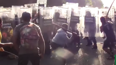 Mexique : affrontements violents entre une caravane de migrants et la police près de Pijijiapan