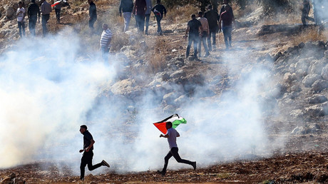 Des manifestants palestiniens fuient les gaz lacrymogènes tirés par les forces de sécurité israéliennes, lors d'une manifestation contre l'établissement d'avant-postes israéliens à Beit Dajan, à l'est de Naplouse en Cisjordanie occupée, le 5 novembre 2021 (image d'illustration).