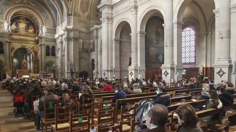 Condamné pour atteinte sexuelle sur mineur, un prêtre célèbre une messe sur France 2