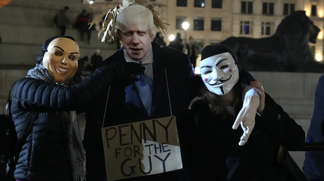 Des manifestants tiennent une marionnette symbolisant Boris Johnson, le 5 novembre à Londres.