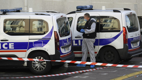 Un policier inspecte les lieux de l'attaque au couteau du 8 novembre à Cannes.