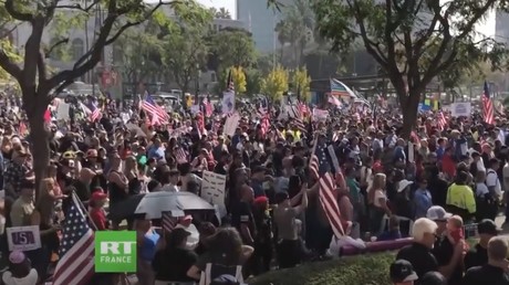 Los Angeles : des milliers de personnes manifestent contre l'obligation vaccinale (VIDEO)