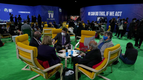 Des délégués discutent dans la zone de négociation lors du sommet des Nations Unies sur le climat COP26, à Glasgow, en Écosse, le 10 novembre 2021.