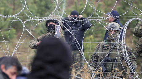 Des soldats polonais bloquent le passage des migrants près de Grodno, le 8 novembre.