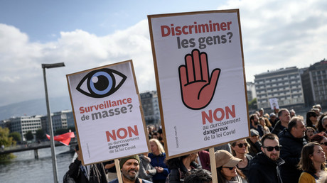 Des manifestants tiennent des pancartes lors d’une manifestation à Genève le 9 octobre 2021 contre la politique anti-covid du gouvernement fédéral suisse (image d’illustration).