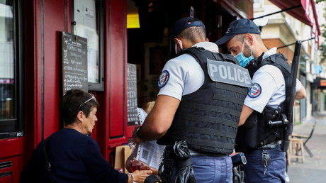 Des policiers effectuent des contrôles de pass sanitaire à Paris, le 18 août 2021.