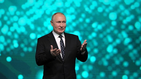 Poutine déclare que la Russie est prête à aider à résoudre la crise à la frontière biélorusse