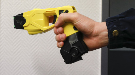 Un pistolet à impulsion électrique dans la main d'un gendarme à Evry-Courcouronnes, 11 juillet 2020 (image d'illustration).