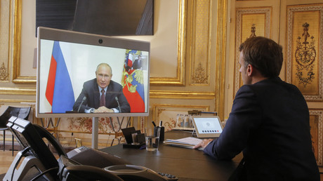 Emmanuel Macron et Vladimir Poutine s'entretiennent le 26 juin 2020 (image d'illustration).