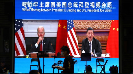Le rencontre virtuelle entre Joe Biden et Xi Jinping retransmise dans un restaurant de Pékin, en Chine, le 16 novembre 2021.