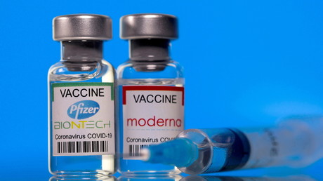 Deux flacons contenant des doses de vaccin contre le COVID-19 produits par les laboratoires Pfizer et  Moderna (illustrations).