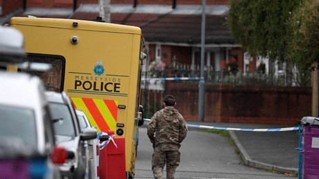 Des membres de l'unité de déminage de l'armée travaillent près d'un cordon de police sur Sutcliffe Street, à Liverpool, le 17 novembre 2021.