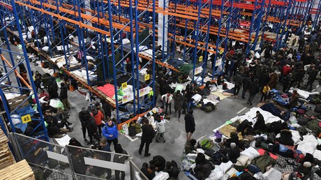 La Biélorussie évacue des migrants bloqués à sa frontière avec la Pologne vers un centre d'accueil