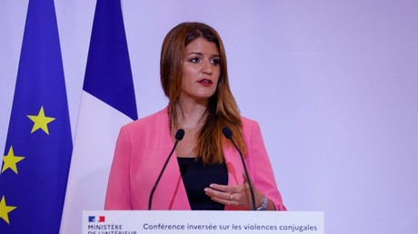 Marlène prend la parole pendant une conférence sur les victimes de violences domestiques organisée au ministère de l'Intérieur, à Paris, le 6 septembre 2021.
