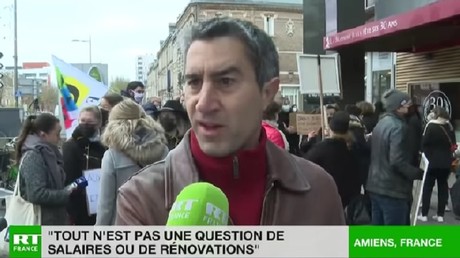 Amiens : Ruffin soutient des sages-femmes grévistes en marge du déplacement d'Emmanuel Macron