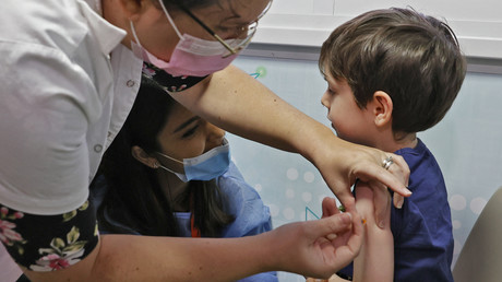 Un enfant israélien de 5 ans se fait vacciner contre le Covid-19 à Tel Aviv, le 22 novembre.