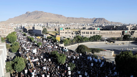 Des partisans des Houthis rassemblés pour exiger la fin du soutien américain à la coalition dirigée par les Saoudiens, à Sanaa, au Yémen, le 22 novembre 2021.