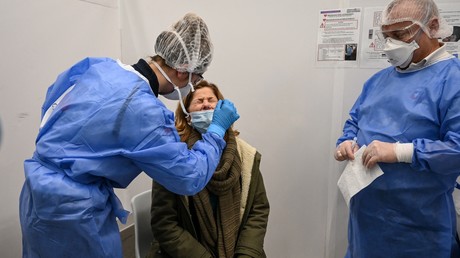 Un membre du personnel médical réalise un prélèvement dans le cadre d'une opération de dépistage du Covid-19 (image d'illustration).