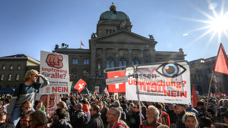 Des manifestants devant le Parlement suisse contre les restrictions sanitaires, le pass sanitaire et la vaccination, à Berne le 23 octobre 2021 (image d'illustration).