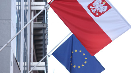 Les drapeaux polonais et de l'Union européenne (image d'illustration).