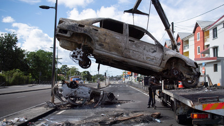Evacuation d'épaves de voitures incendiées qui bloquent une route à Fort-de-France, en Martinique le 24 novembre 2021 (image d'illustration).