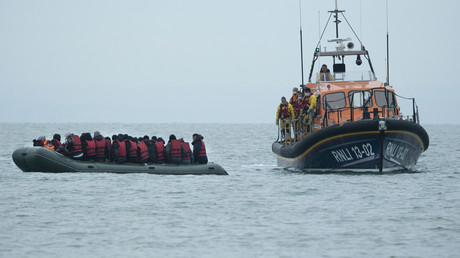 Nombreux appels à lutter contre les passeurs après la noyade de migrants dans la Manche