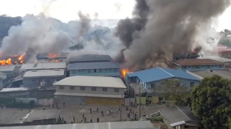 De la fumée s'élève de bâtiments en feu dans le quartier chinois de Honiara, la capitale des Iles Salomon, le 25 novembre 2021 (image d'illustration)