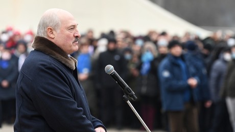 Le président biélorusse Alexandre Loukachenko s'adresse à des migrants dans un centre d'accueil non loin de la frontière avec la Pologne, le 26 novembre.