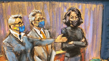L'avocat de la défense Bobbi Sternheim pointe du doigt Ghislaine Maxwell aux côtés de Jeffrey Pagliuca lors d'une audience préliminaire à New York, Etats-Unis, le 23 novembre 2021.