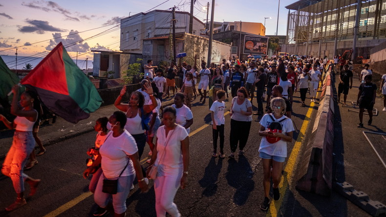 Situation toujours tendue aux Antilles, le gouvernement ouvert sur l'obligation vaccinale