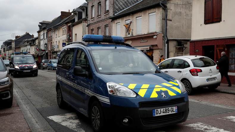 Soutien de Macron, le maire d'un village de la Manche menacé de mort, ses voitures incendiées