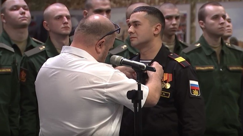 Un sergent français fait don de sa Croix du Combattant à un marin russe ayant combattu en Syrie