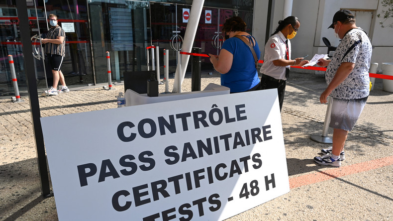 400 enquêtes en cours sur des «réseaux de faux pass sanitaires», selon Gérald Darmanin