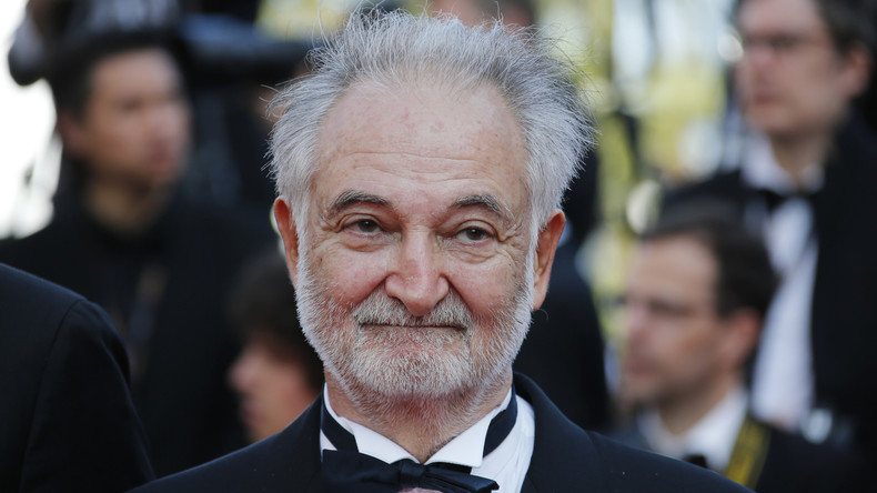 Alors qu'il ne porte pas de masque, Jacques Attali demande à son interlocutrice de remettre le sien