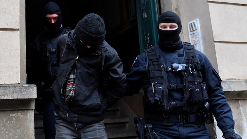 Vaccination : opération policière en Allemagne après des menaces de mort contre un élu régional