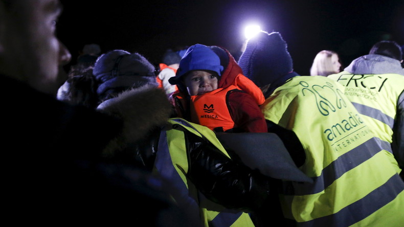 Un bébé d'un an sans ses parents traverse la Méditerranée vers Lampedusa avec des migrants