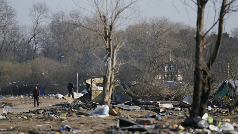 Calais : un véhicule militaire s'embourbe après des drifts près d'un camp de migrants (VIDEO)