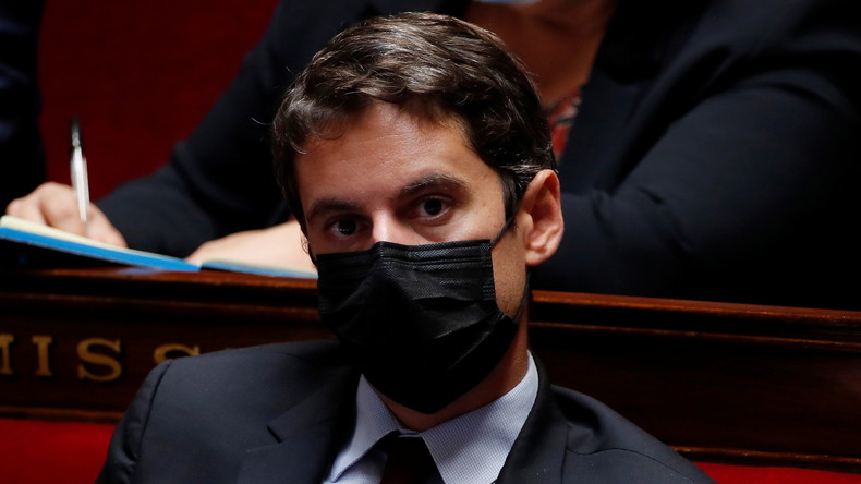 Le gouvernement pourrait aller «au-delà» des restrictions sanitaires en vigueur, assure Attal