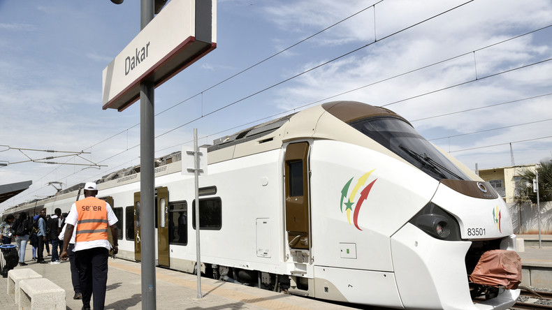 Dakar inaugure un train express à un milliard construit par des entreprises françaises
