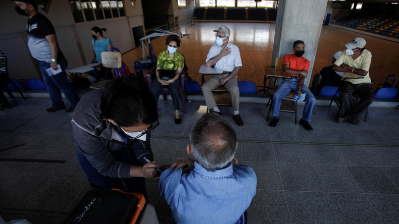 Le vaccin «ne marche pas du tout» face au variant Omicron, estime le virologue Jean-Michel Claverie