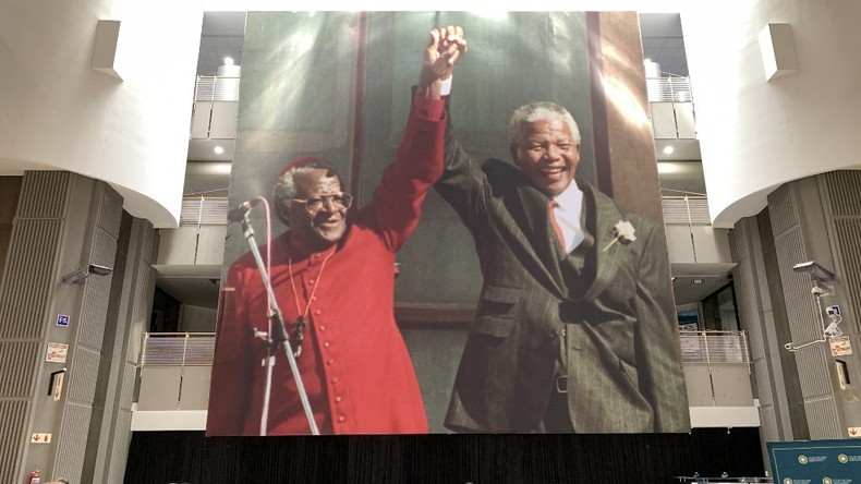 Le monde politique français rend hommage à Desmond Tutu