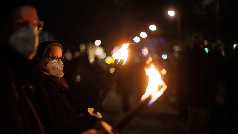 Des milliers d'opposants à la vaccination obligatoire organisent des veillées en Autriche