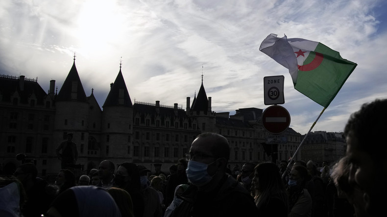 Algérie : un parti compte poursuivre en justice les «propos racistes» visant les Algériens en France