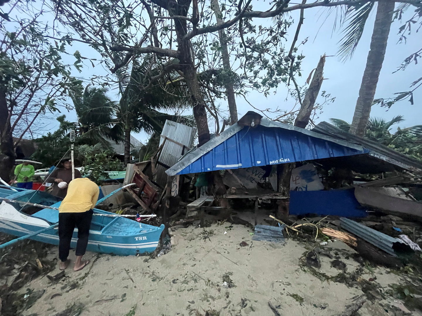 Aux Philippines, le typhon Rai provoque 375 morts et 56 disparus (IMAGES)