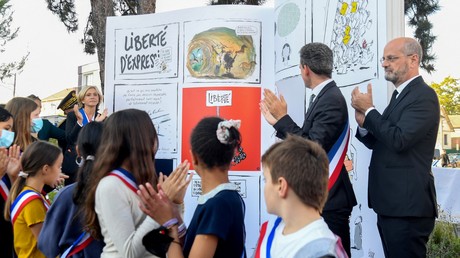 Applaudissant devant un panneau faisant promotion de la liberté d'expression, le ministre de l'Education nationale rend hommage à Samuel Paty dans la ville où ce dernier enseignait, le 16 octobre 2021 (image d'illustration).