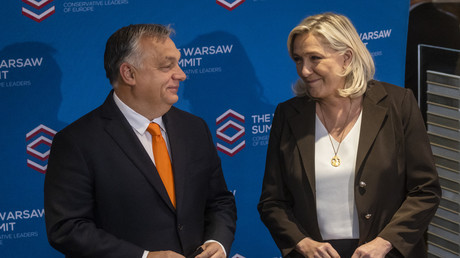 Viktor Orban, le Premier ministre hongrois, et Marine Le Pen lors du sommet de Varsovie des partis eurosceptiques, le 4 décembre 2021.